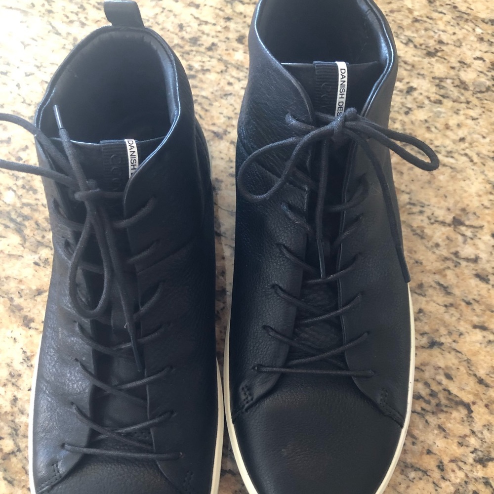 Like new.. hardly worn very comfortable!  Great condition.. ECCO size 9